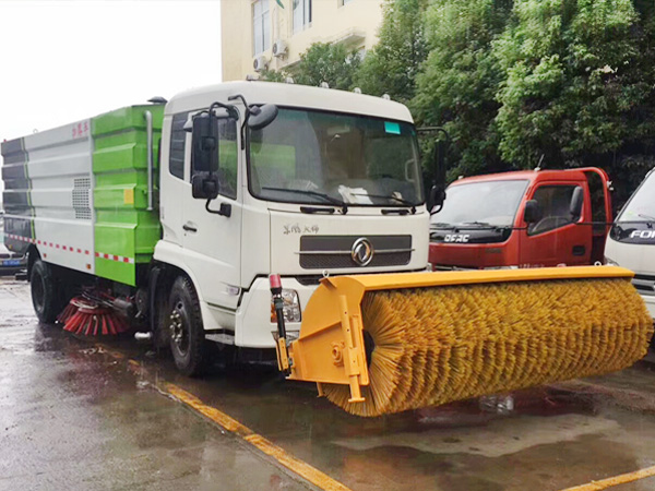掃路車(chē)加裝掃雪滾刷